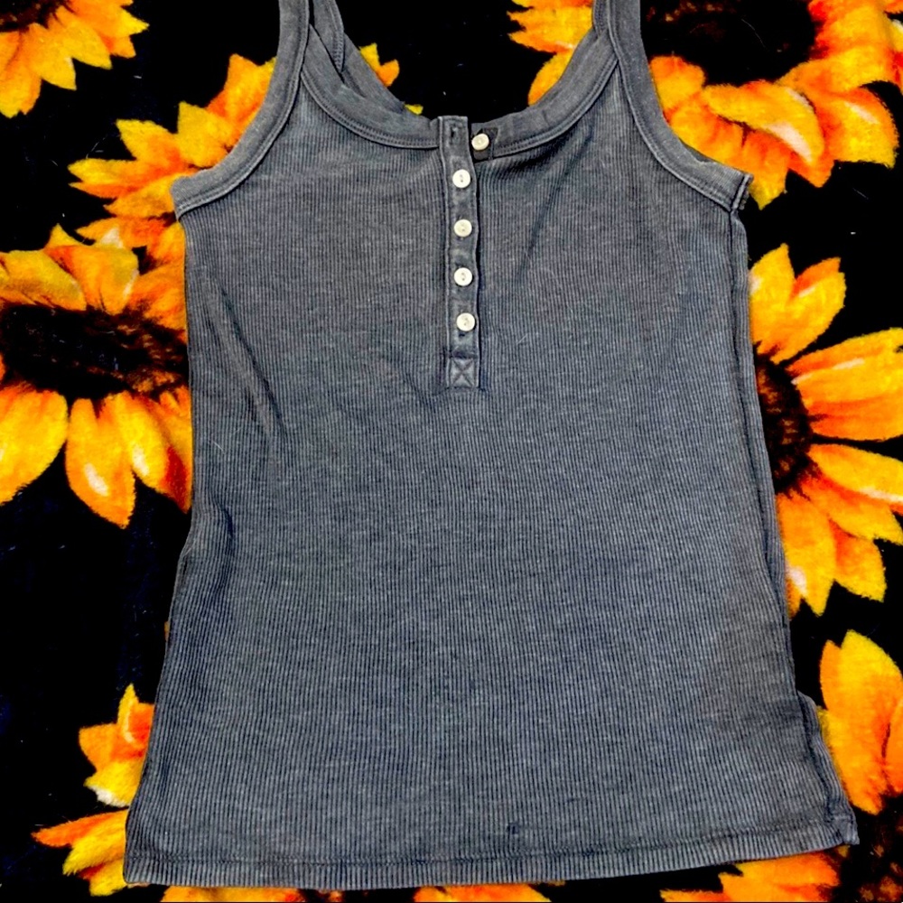 grey tank top